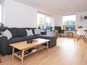 ein Wohnzimmer mit einem Sofa und einem Couchtisch in der Unterkunft Holiday home Ebeltoft CXCVI in Ebeltoft