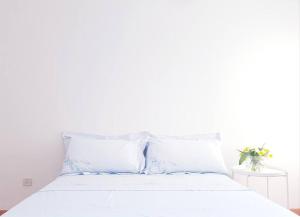 Bella's Country House : سرير أبيض مع أغطية ووسائد بيضاء