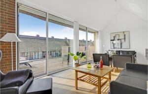 - un salon avec une grande fenêtre et une table dans l'établissement 2 Bedroom Cozy Home In Rm, à Sønderby