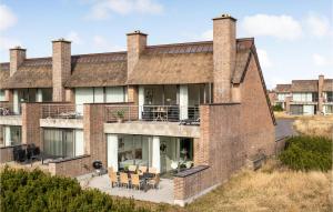 Cette grande maison en briques dispose d'une terrasse et d'un patio. dans l'établissement 2 Bedroom Cozy Home In Rm, à Sønderby