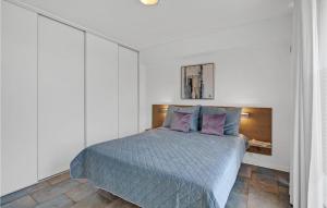 1 dormitorio con 1 cama con almohadas moradas en 2 Bedroom Cozy Home In Rm, en Sønderby