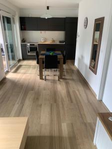 Kuchyňa alebo kuchynka v ubytovaní Apartman Nataša + 28 fotografií