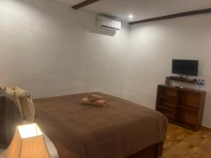 Postel nebo postele na pokoji v ubytování Kepaon Gari Inn