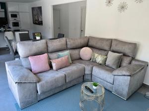 Lux@Spa في Vallirana: غرفة معيشة مع أريكة عليها وسائد