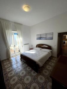 sypialnia z dużym łóżkiem i oknem w obiekcie Casa Anna a 100mt dal mare w mieście Sperlonga