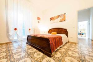 sypialnia z dużym łóżkiem w pokoju w obiekcie Casa Anna a 100mt dal mare w mieście Sperlonga