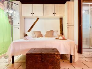 1 dormitorio con 1 cama grande y tronco de madera en Capanna sul Porto, en San Calogero