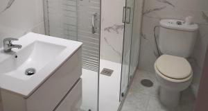 Phòng tắm tại Studio-appartement EL CHAPARRAL con hermosa vista y piscina +18 ảnh