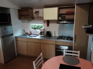 Η κουζίνα ή μικρή κουζίνα στο mobil home 3chambres tout confort