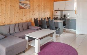 Il comprend un salon avec un canapé et une table. dans l'établissement 2 Bedroom Stunning Home In Sianozety, à Sianożęty