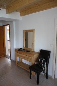 escritorio y silla en una habitación con espejo en Vue imprenable sur Lac de Serre-Ponçon à Chorges : appt prestige 8 pers, en Chorges