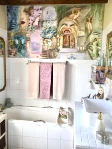Dee's Place في أقولاس: حمام مع حوض استحمام ومغسلة