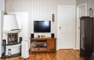 Телевізор і / або розважальний центр в 2 Bedroom Stunning Apartment In Noresund