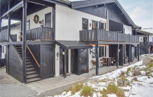 uma casa grande com um deque e uma escadaria em 2 Bedroom Stunning Apartment In Noresund em Noresund