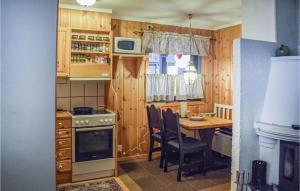 uma pequena cozinha com uma mesa e um fogão em 2 Bedroom Stunning Apartment In Noresund em Noresund