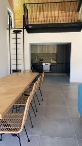 昂代爾諾萊班的住宿－Bassin d'Arcachon Villa 10 couchages，一间带木桌和椅子的用餐室