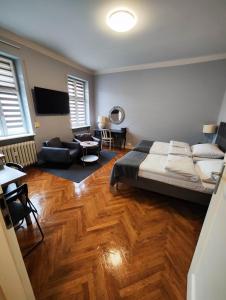 una camera con letto e un soggiorno di Apartamenty Duo a Poznań