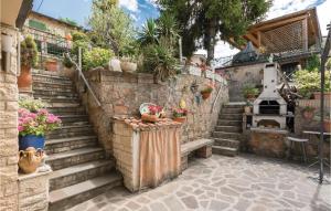 patio ze schodami i kominkiem w obiekcie App Heli w mieście San Zeno di Montagna