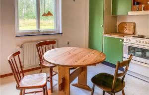 cocina con mesa de madera y sillas en Nice Apartment In Hyltebruk With Kitchen en Hyltebruk