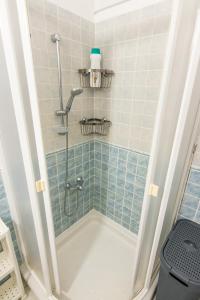 prysznic w łazience wyłożonej niebieskimi kafelkami w obiekcie Casa de Palmeras w Adeje