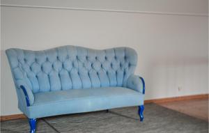 un divano blu in una stanza di 4 Bedroom Lovely Apartment In Orrefors a Orrefors