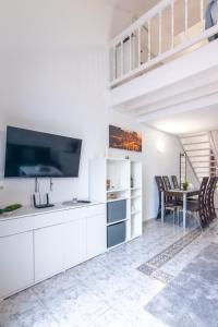 ein Wohnzimmer mit weißen Schränken und ein Loft in der Unterkunft Casa de Palmeras in Adeje
