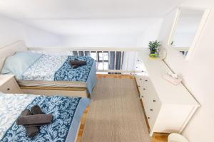 sypialnia z 2 łóżkami i balkonem na jachcie w obiekcie Casa de Palmeras w Adeje