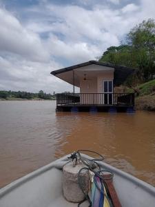 una pequeña casa a orillas de un río en Chalet Terapung Laman Tok Ayah Temerloh, en Temerloh