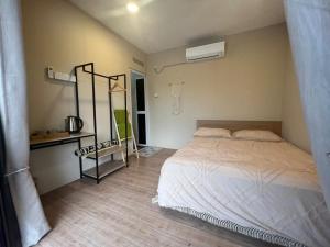 um quarto com uma cama e um espelho em Chalet Terapung Laman Tok Ayah Temerloh em Temerloh