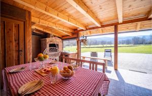 einem Tisch mit einem roten und weißen karierten Tischtuch in der Unterkunft Lake Front Home In Donja Stubica With House A Mountain View in Donja Stubica