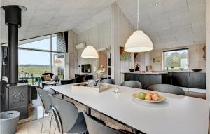 kuchnia i jadalnia z dużym białym stołem i krzesłami w obiekcie Pet Friendly Home In Grenaa With Wifi w mieście Brøndstrup