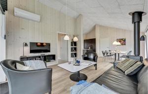 salon z kanapą i stołem w obiekcie Pet Friendly Home In Grenaa With Wifi w mieście Brøndstrup