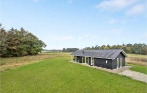 mały czarny dom na polu z trawą w obiekcie Pet Friendly Home In Grenaa With Wifi w mieście Brøndstrup +13 zdjęć