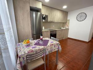 uma cozinha com uma mesa e uma garrafa de vinho em Apartamento SLAM em Baja Mar
