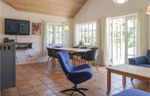 un soggiorno con tavolo e sedie di Gorgeous Home In Aakirkeby With Wifi a Vester Sømarken
