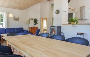 um quarto com uma mesa e cadeiras e uma lareira em Gorgeous Home In Aakirkeby With Wifi em Vester Sømarken
