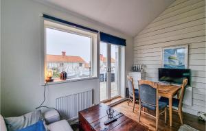 ein Wohnzimmer mit einem Tisch und einem Fenster in der Unterkunft Stunning Apartment In Marstrand With Kitchen in Marstrand
