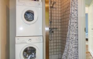 a washer and dryer in a bathroom with a shower at Awesome Home In Aakirkeby With 4 Bedrooms And Wifi in Vester Sømarken