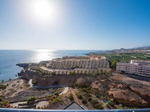 een luchtzicht op een resort op de oceaan bij Brand new apartment Club Paraiso Ocean view in Playa Paraiso