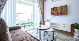 下龍灣的住宿－Homestay Ha Long Luxury 3 bedroom (ocean view)，客厅配有沙发和桌子