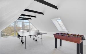 Stolní tenis v ubytování Gorgeous Home In Højslev With Wifi nebo okolí