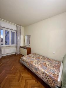 una camera da letto vuota con un letto e una finestra di Sweet Home Varese a Varese