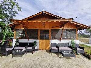 un gazebo con sedie bianche e nere davanti di La Nea Paul a Maliuc