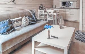 - un salon avec un canapé et une table dans l'établissement Amazing Home In Miedzywodzie With Kitchen, à Międzywodzie
