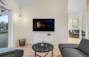 Televisyen dan/atau pusat hiburan di Nice Home In Sjølund With Wifi