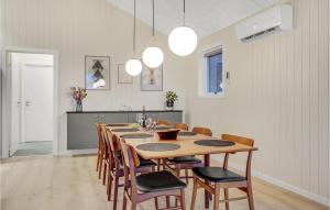 een eetkamer met een grote houten tafel en stoelen bij Nice Home In Sjlund With Wifi in Sjølund