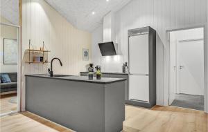 Dapur atau dapur kecil di Nice Home In Sjølund With Wifi +25 gambar