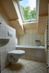 La salle de bains est pourvue de toilettes et d'une fenêtre. dans l'établissement Chata Slunce, à Malá Morávka