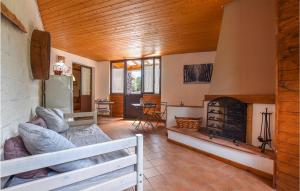 una sala de estar con chimenea en una casa en Cozy Home In Santa Venerina With Kitchen, en Santa Venerina