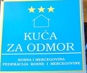 una señal azul que dice cebra ovación cebra en Kuca za odmor-P-, en Visoko